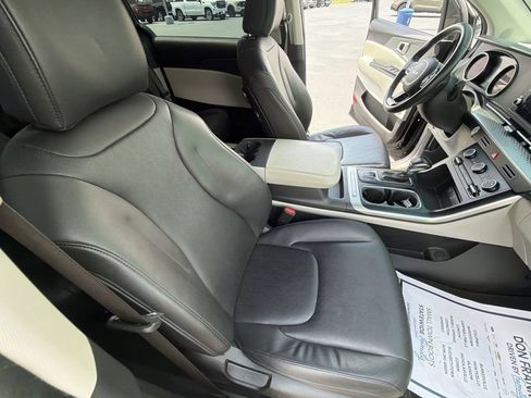 Used 2024 Kia Carnival LX FWD image 30