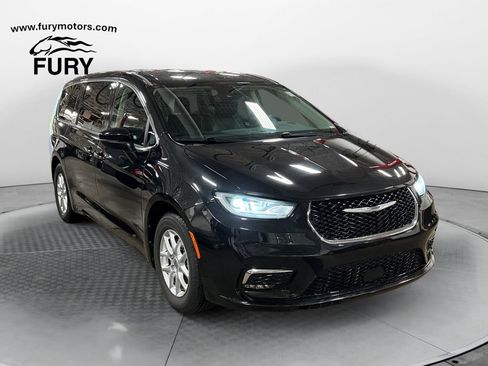 Used 2023 Chrysler Pacifica Touring-L FWD image 1
