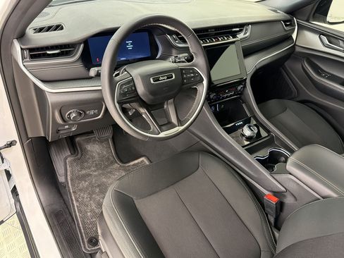 Used 2025 Jeep Grand Cherokee Laredo X AWD/4WD image 4