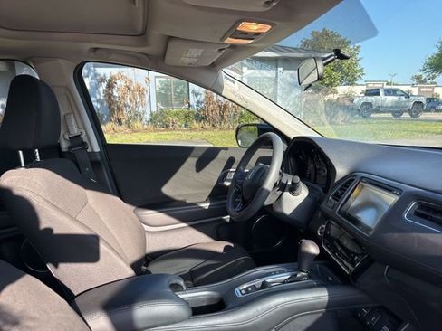 Used 2017 Honda HR-V EX image 11