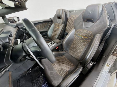 Used 2019 Lamborghini Huracan LP 580-2 image 2