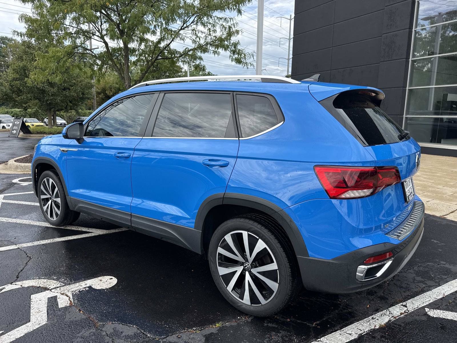Used 2022 Volkswagen Taos SE w/ Panoramic Sunroof Package FWD image 11