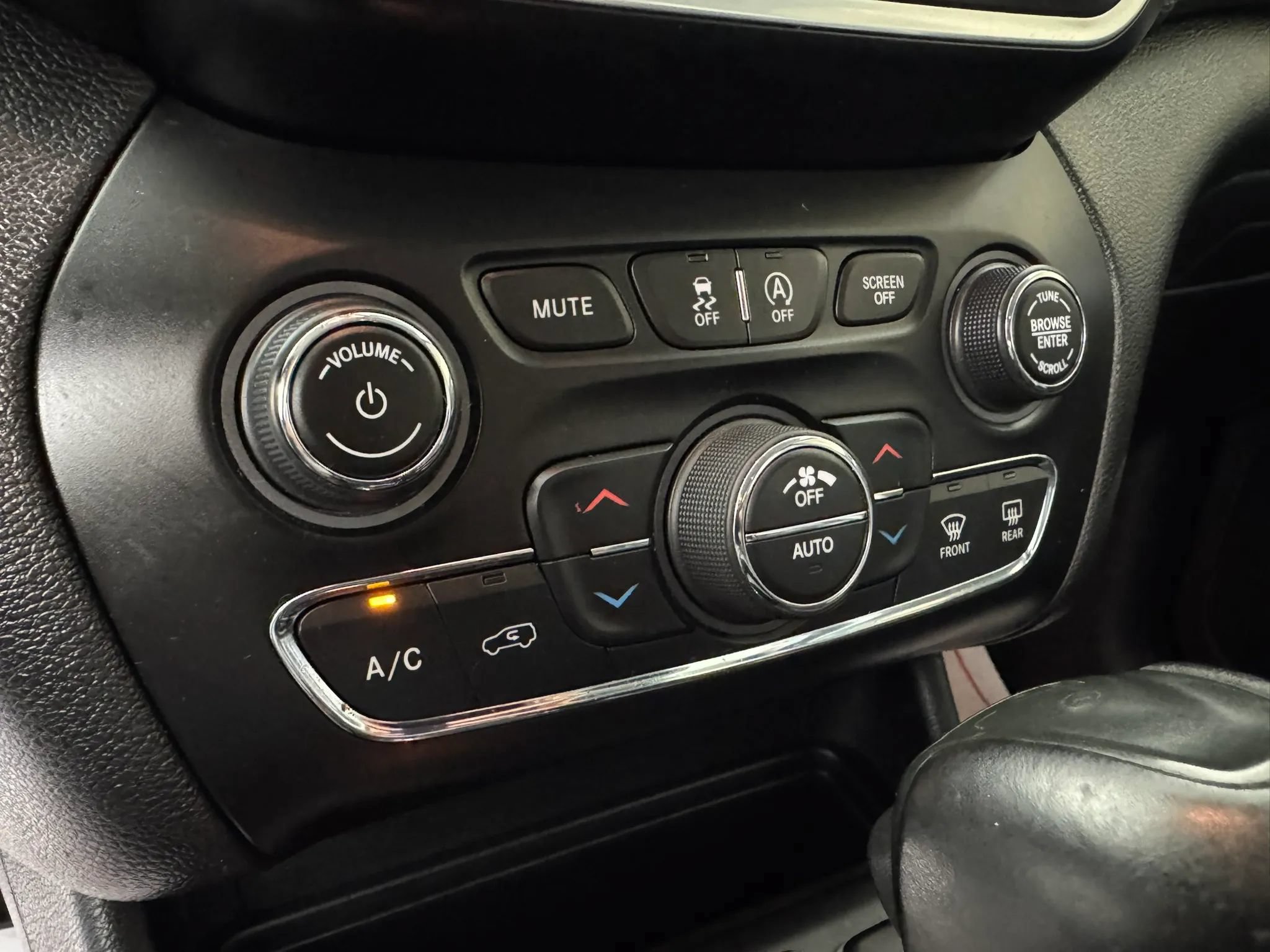 Used 2019 Jeep Cherokee Trailhawk AWD/4WD image 21