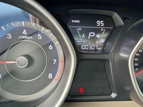 Used 2014 Hyundai Elantra Limited w/ Option Group 03 FWD image 7