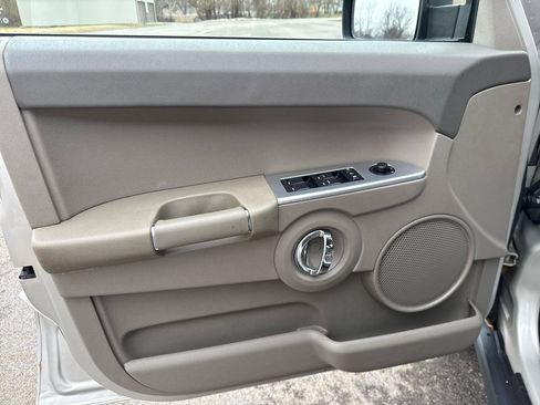 Used 2009 Jeep Commander Sport image 9