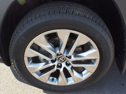 Used 2025 Toyota RAV4 XLE Premium image 25