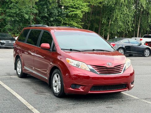 Used 2017 Toyota Sienna LE w/ Protection Package FWD image 4