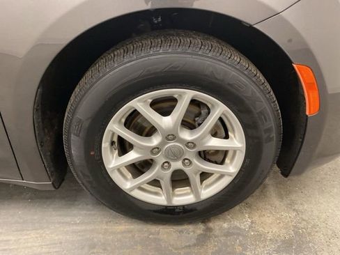 Used 2020 Chrysler Pacifica Touring-L FWD image 31