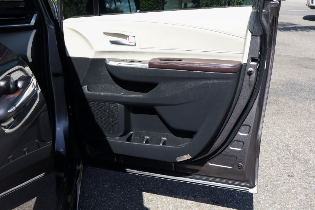 Used 2021 Toyota Sienna Platinum AWD/4WD image 49