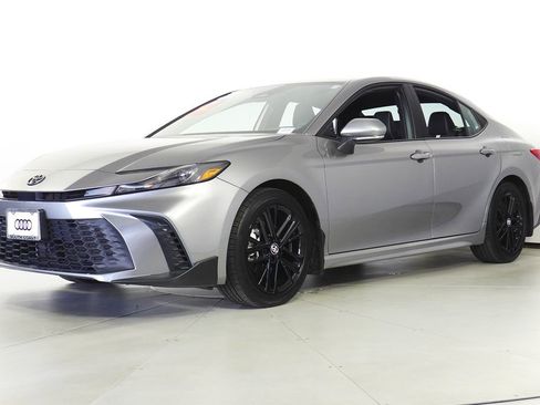 Used 2025 Toyota Camry SE w/ Convenience Package image 2