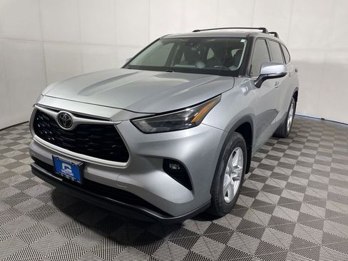 Used 2022 Toyota Highlander LE AWD/4WD image 4