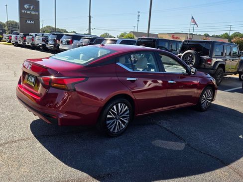 Used 2025 Nissan Altima 2.5 SV FWD image 13