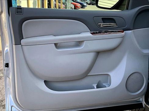 Used 2010 Chevrolet Suburban LT image 21