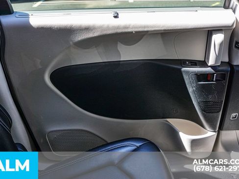Used 2024 Chrysler Pacifica Touring-L FWD image 33