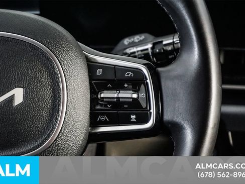 Used 2025 Kia Carnival FWD image 28