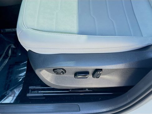 Used 2025 Volkswagen Taos SE image 19