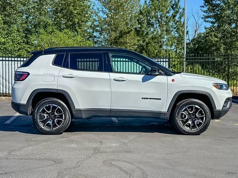 Used 2025 Jeep Compass Trailhawk AWD/4WD image 2