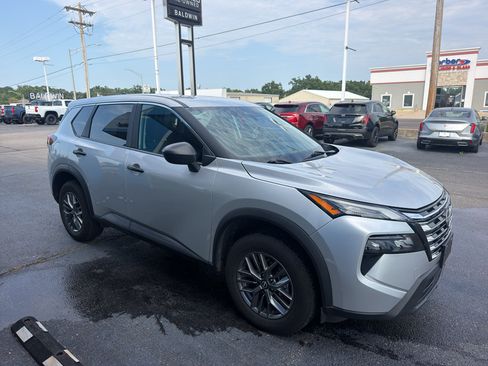 Used 2024 Nissan Rogue S AWD/4WD image 3