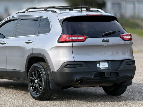 Used 2017 Jeep Cherokee Latitude FWD image 16