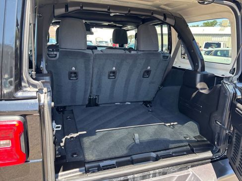 Used 2025 Jeep Wrangler Unlimited Sahara AWD/4WD image 31