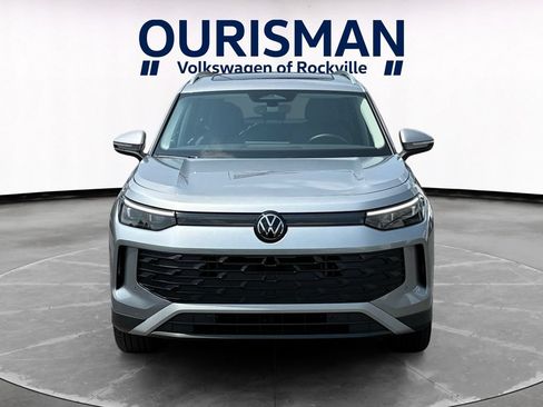 Used 2025 Volkswagen Tiguan SE AWD/4WD image 8