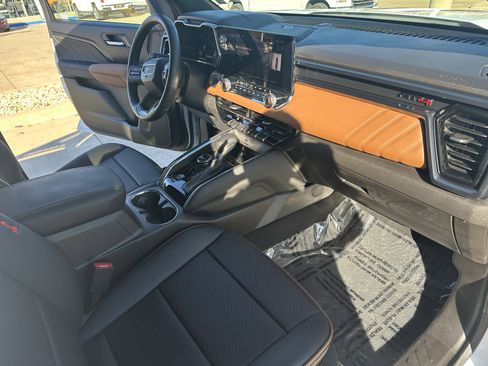 Used 2025 GMC Canyon AT4 w/ Nightfall Edition image 10