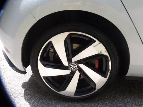 Used 2018 Volkswagen GTI SE FWD image 21