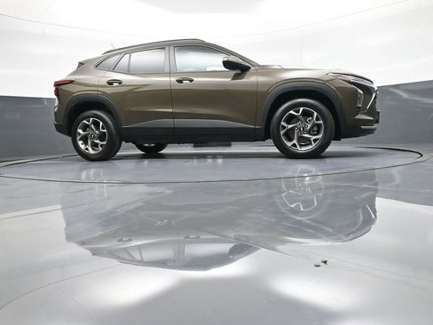 Used 2024 Chevrolet Trax LT w/ Driver Confidence Package image 27