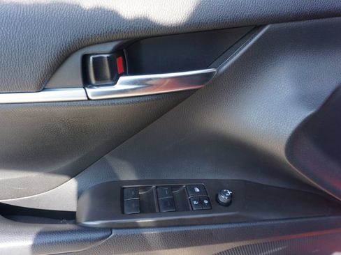 Used 2022 Toyota Camry SE FWD image 4