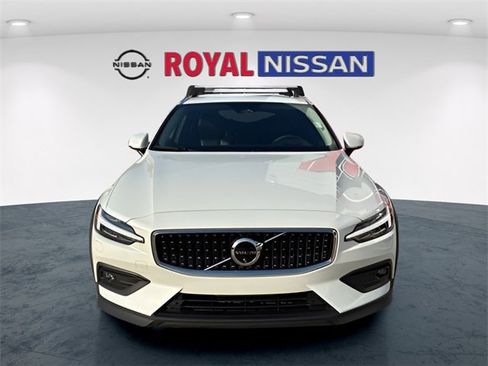 Used 2024 Volvo V60 B5 Cross Country Ultimate w/ Protection Package Premier image 2