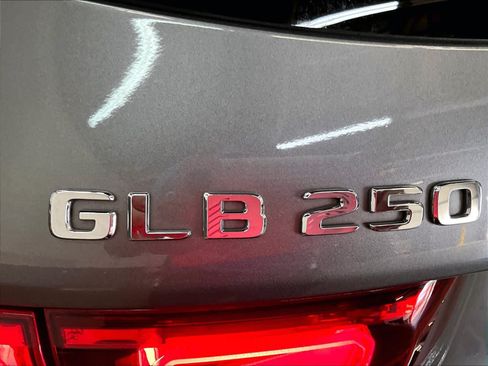 Used 2023 Mercedes-Benz GLB 250 4MATIC image 11