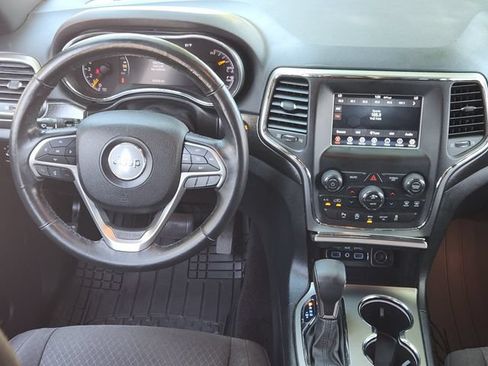 Used 2018 Jeep Grand Cherokee Laredo RWD image 26