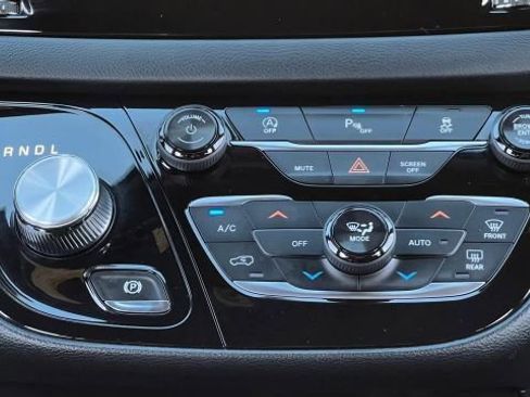 Used 2018 Chrysler Pacifica Touring Plus w/ S Appearance Package image 38