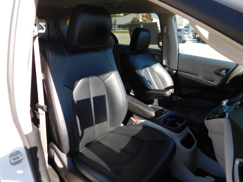 Used 2024 Chrysler Pacifica Limited FWD image 16