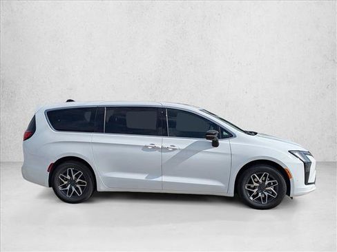New 2027 Chrysler Pacifica Limited FWD image 4