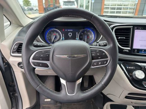 Used 2022 Chrysler Pacifica Touring-L AWD/4WD image 13