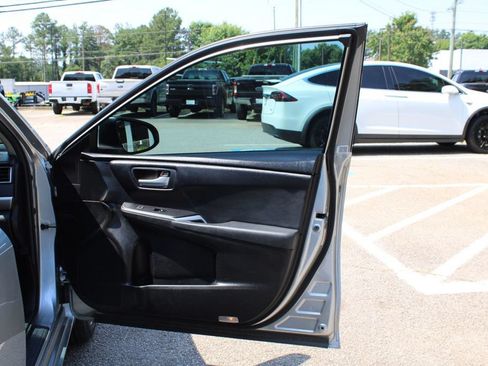 Used 2017 Toyota Camry SE FWD image 27