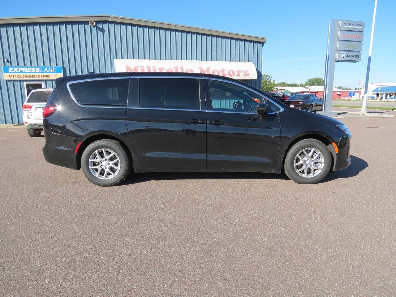 Used 2027 Chrysler Pacifica Select FWD image 1