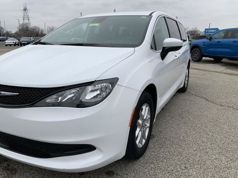 Used 2023 Chrysler Voyager LX image 16