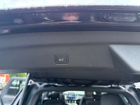 Used 2023 Chevrolet Tahoe Premier AWD/4WD image 32