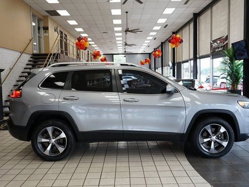 Used 2019 Jeep Cherokee Limited image 16