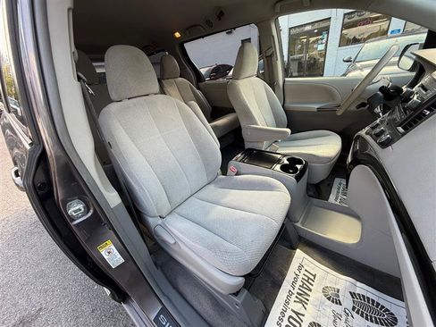 Used 2012 Toyota Sienna LE FWD image 36
