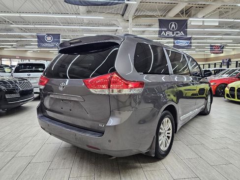 Used 2013 Toyota Sienna XLE image 7