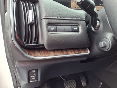 Used 2025 Nissan Armada SL w/ Captain's Chari Seat Package image 7