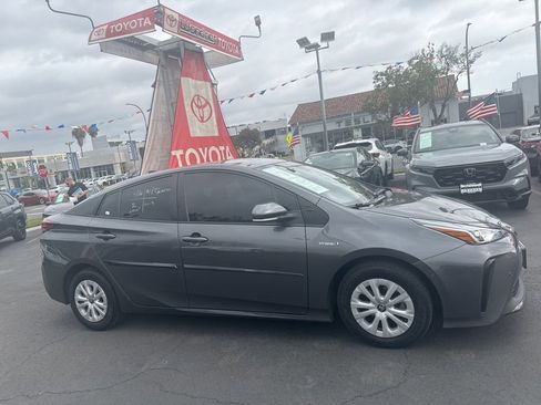 Used 2022 Toyota Prius LE FWD image 3