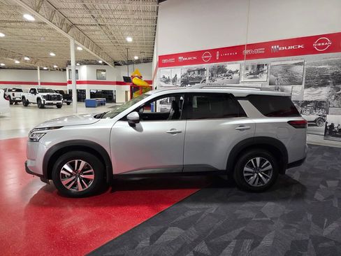 Used 2023 Nissan Pathfinder SL AWD/4WD image 6