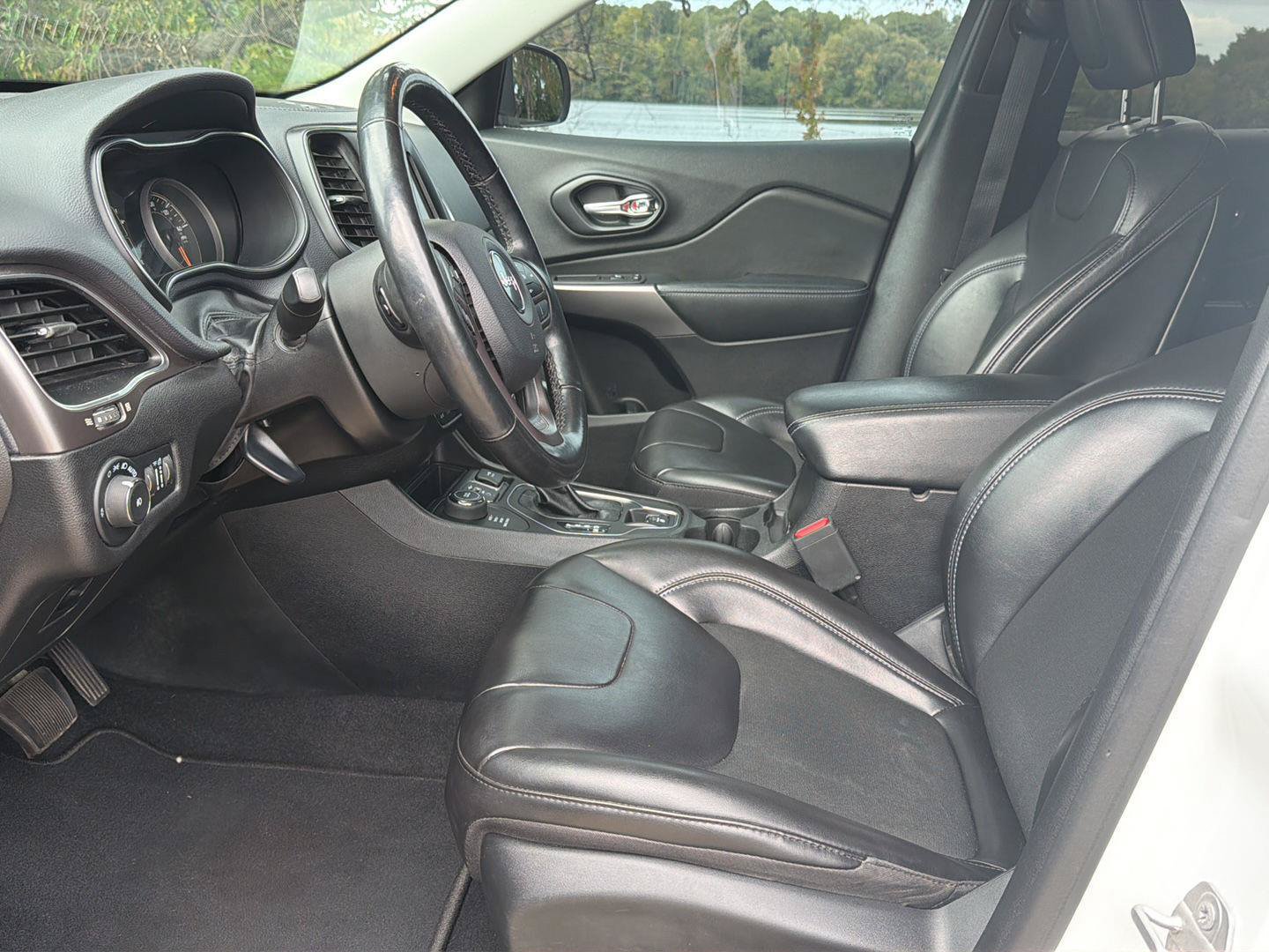 Used 2021 Jeep Cherokee Latitude Plus w/ Sun & Sound Group AWD/4WD image 14