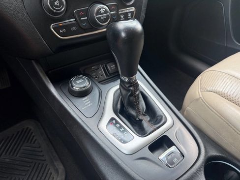 Used 2015 Jeep Cherokee Limited w/ Luxury Group AWD/4WD image 12