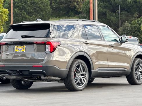 New 2026 Ford Explorer ST-Line w/ ST-Line Street Pack image 4