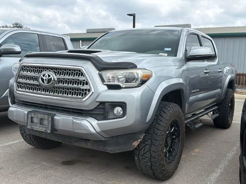 Used 2017 Toyota Tacoma TRD Sport image 9